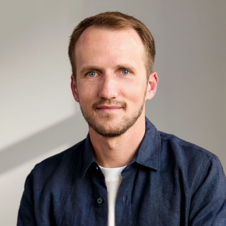 Sean Perry - Agentic AI at Meta's Superintelligence Labs. Ex-Meta data engineer. Builds AI that ships.