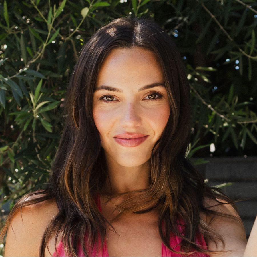 Hannah Eve - Manifestation Teacher. TikTok + IG Marketing Expert (Clients: Arrae, Skinny Confidential, CLEARSTEM)